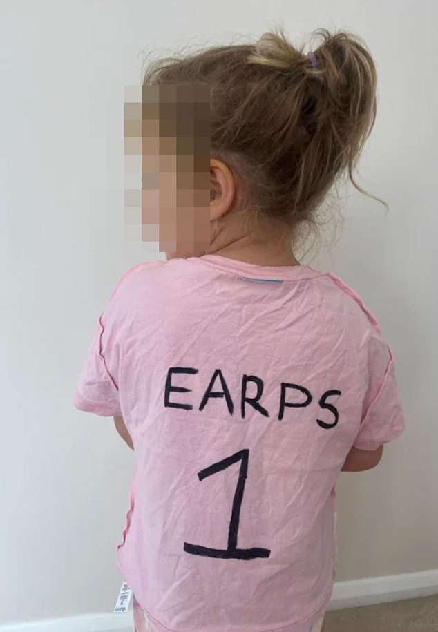 Eine Mutter nutzte Twitter, um zu erklären, dass ihre Tochter Mary Earps „verehrt“, konnte aber kein richtiges Trikot kaufen, um den Torhüter zu unterstützen, und schrieb stattdessen „Earps“ und eine Nummer 1 auf ein rosa T-Shirt, das umgedreht war
