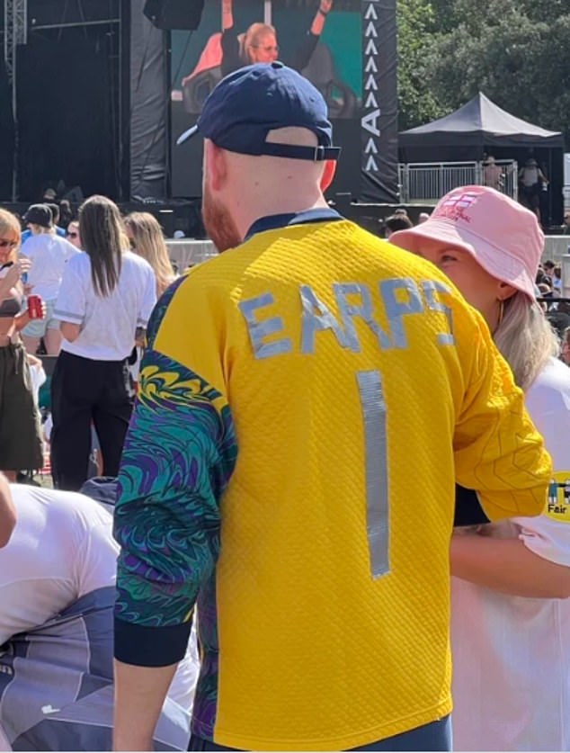 Ein männlicher Fan, der das WM-Finale in einer Fanzone verfolgte, hatte scheinbar Klebeband verwendet, um seine Jacke mit Earps‘ Nachnamen und seiner Trikotnummer zu versehen