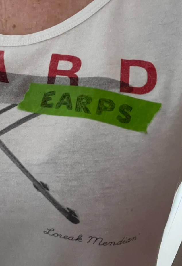 Dieser Mary-Earps-Fan postete auf Twitter ein Foto ihres eigenen Earps-Shirts, das sie durch das Hinzufügen eines Motivs zu einem vorhandenen Shirt erstellt hatte, und fragte: „Wer braucht schon ein Nike-Shirt?“