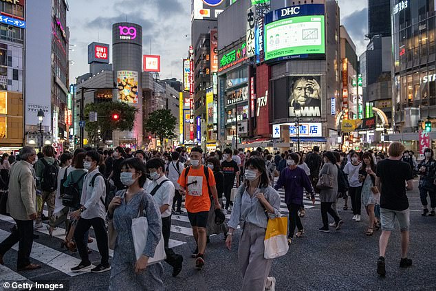 Der zweite Fall war kürzlich von einer Japanreise in die USA zurückgekehrt.  Derzeit hat das Land keine neuen Fälle der Variante gemeldet (oben abgebildet sind Menschen mit Gesichtsmasken in Tokio, Japan, im Juni 2020)