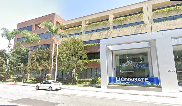 Lionsgate, ein Hollywood-Studio, hat fast die Hälfte seiner Mitarbeiter angewiesen, wieder Gesichtsmasken zu tragen.  Die Regelung gilt bis auf Weiteres in ihrem Gebäude in Santa Monica