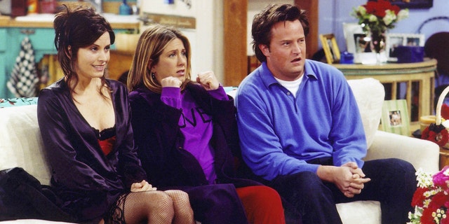 Courteney Cox, Jennifer Aniston und Matthew Perry drehen eine Szene für Friends