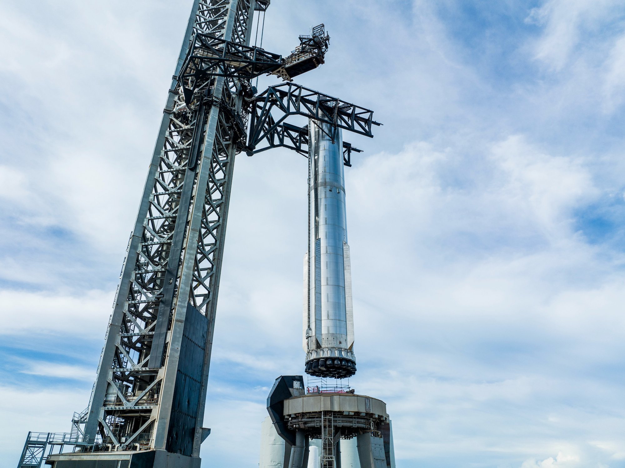 SpaceXs Super Heavy auf der Startrampe vor einem Test.