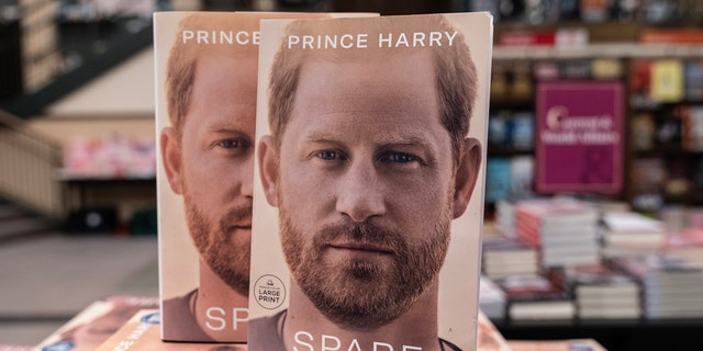 Prinz Harrys Buch „Spare“ ist in einem Geschäft ausgestellt