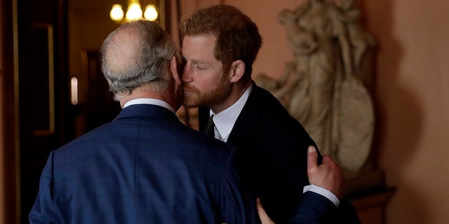 König Charles schaut weg, als er von Prinz Harry einen Kuss auf die Wange erhält