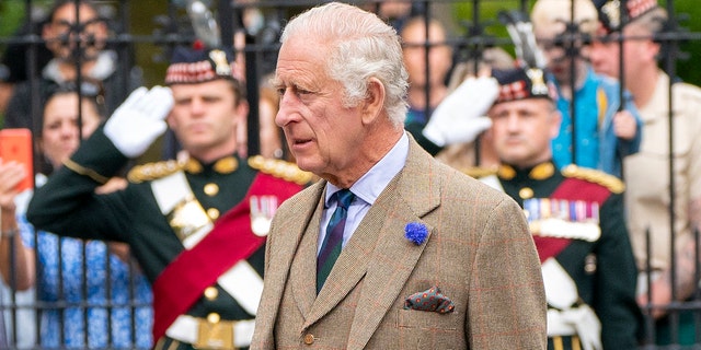 Eine Nahaufnahme von König Charles in einem braunen Anzug