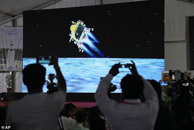 Für Indien markiert die erfolgreiche Landung seinen Aufstieg zur Weltraummacht, da die Regierung Investitionen in private Weltraumstarts und damit verbundene satellitengestützte Unternehmen ankurbeln will