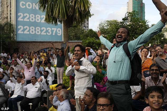 Die Menschen feiern, während sie eine Live-Übertragung der Landung von Chandrayaan-3 verfolgen "Mondschiff" in Sanskrit, in Mumbai, Indien