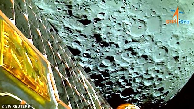 Eine Ansicht des Mondes aus der Sicht des Landers Chandrayaan-3 während des Einsetzens in die Mondumlaufbahn am 5. August