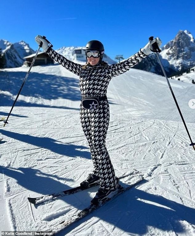 Zu den verschwenderischen Ferien, die Katie verbringt, gehören auch exklusive Skiurlaube, bei denen sie ihre schicke Skiausrüstung zur Schau stellt