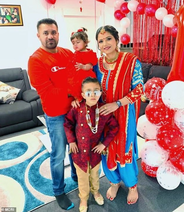 Der Mutter Sandeep Kaur aus Melbourne (im Bild mit ihrer Familie) wurde ursprünglich von einem Hausarzt mitgeteilt, dass ihr 16 Monate altes Kind Fieber habe