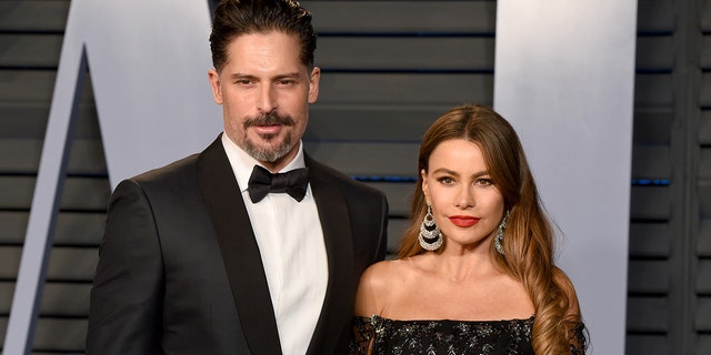 Sofia Vergara und Joe Manganiello laufen gemeinsam auf der Oscar-Party über den roten Teppich