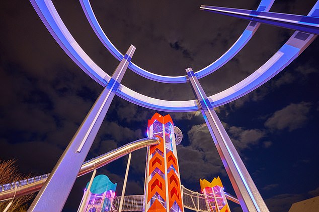 Der Spielplatz beherbergt ein Trio hoch aufragender Raketentürme mit glänzenden, beleuchteten Metallröhrenrutschen