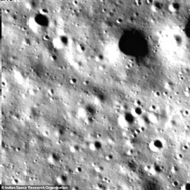 ISRO veröffentlichte vier Bilder, die von der Horizontalgeschwindigkeitskamera des Mondlanders von der zerklüfteten Oberfläche während seines Abstiegs aufgenommen wurden.  Dies ist einer von ihnen