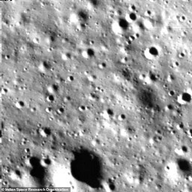 Mit ihren kleinen Grübchen und Rillen sieht die zerklüftete Oberfläche des Mondes, wie sie oben abgebildet ist, aus wie Hefeblasen im Brotteig