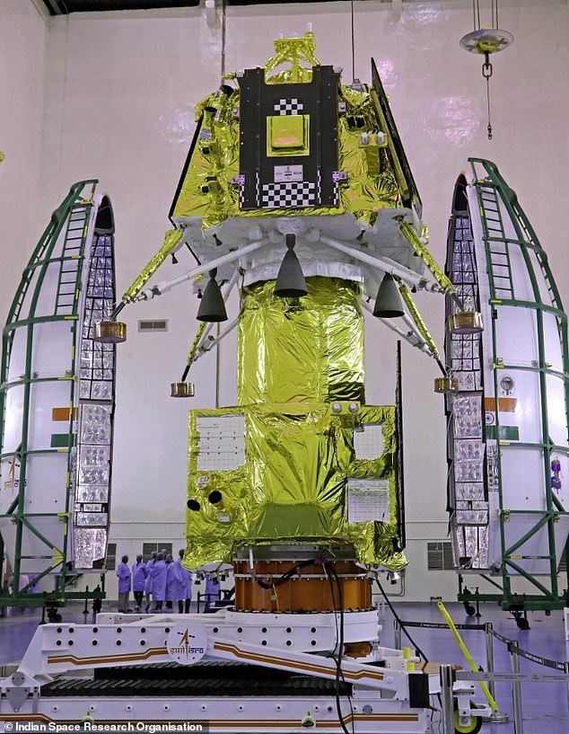 Der Lander Chandrayaan-3 mit seinem Rover im Inneren sitzt auf dem Antriebsmodul, das ihn in die Mondumlaufbahn gebracht hat.  Der Lander landete am Mittwoch erfolgreich auf der Mondoberfläche