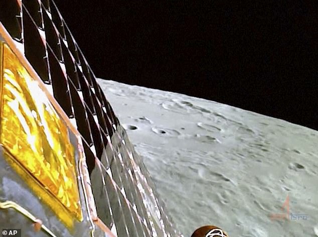 Dieses Bild aus einem Video der indischen Weltraumforschungsorganisation zeigt die Mondoberfläche, während sich die Raumsonde Chandrayaan-3 auf die Landung am Mittwoch vorbereitet.  Sein goldenes Isoliermaterial und seine Sonnenkollektoren sind sichtbar