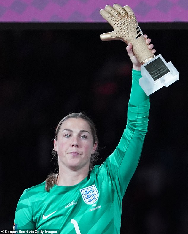 Der Star von Man United gewann den Goldenen Handschuh bei der diesjährigen Weltmeisterschaft, obwohl England im Finale gegen Spanien verlor