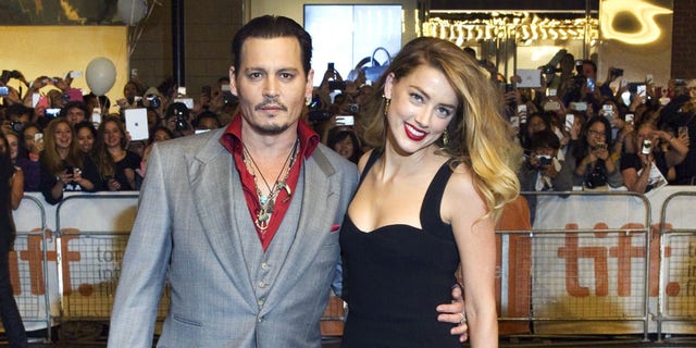 Johnny Depp lächelt bei der Premiere auf dem roten Teppich in London