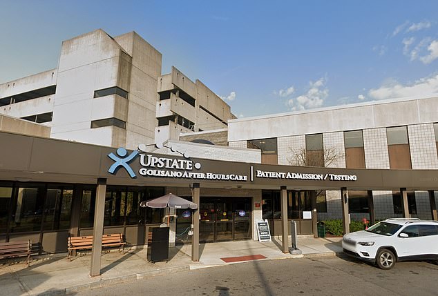 Oben ist der Eingang zum Upstate's Community Hospital in Syracuse, New York.  Die Gesundheitseinrichtung hat Masken für Personal, Patienten und Besucher zurückgebracht