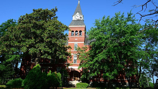 Auch das Morris Brown College, eine private Hochschule für Geisteswissenschaften in Atlanta, Georgia, hat Mitarbeitern und Studenten befohlen, in Fluren und Hörsälen wieder Masken zu tragen.