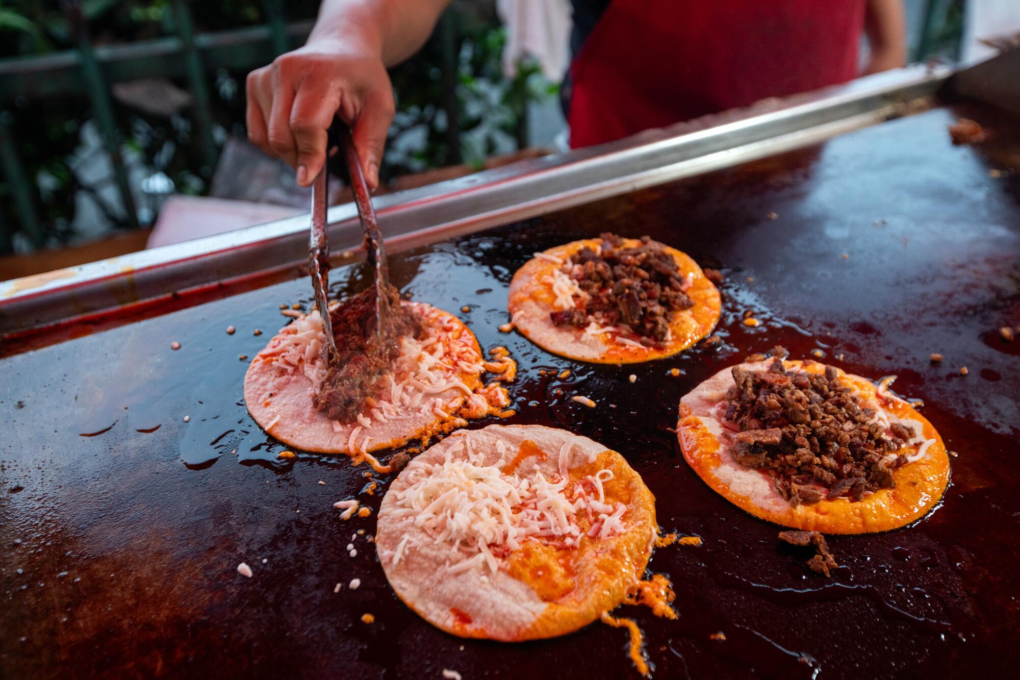 Ein Lebensmittelverkäufer aus Süd-LA bereitet Tacos zu.