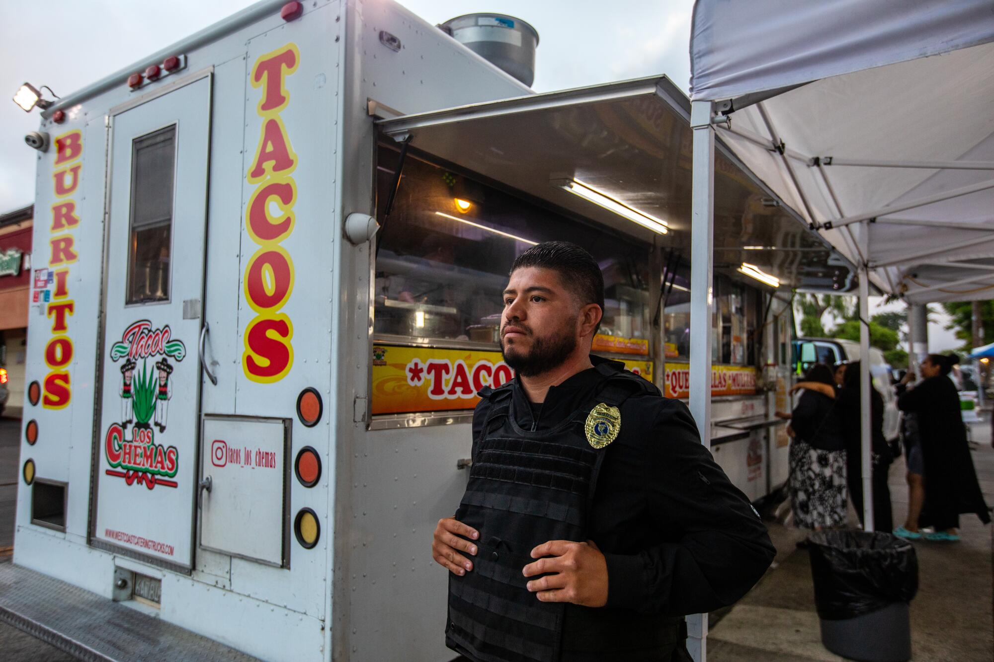 Der Sicherheitsbeamte Fernando Gonzalez steht vor einem Taco-Truck