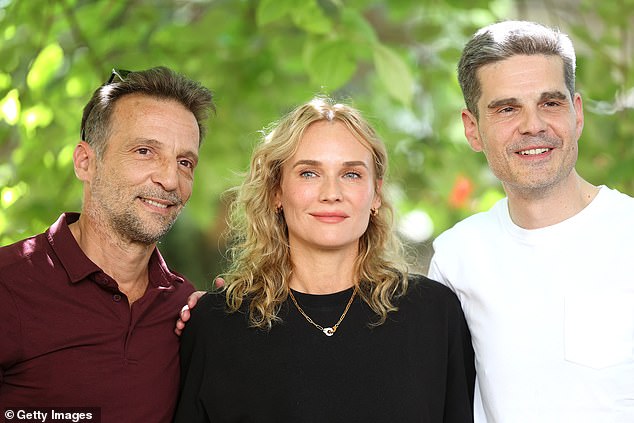 Gruppenbild: Lächelnd neben dem Regisseur des Films, Yann Gozlan (links) und Co-Star Mathieu Kassovitz (rechts), strahlten die drei, als sie für den Film Werbung machten