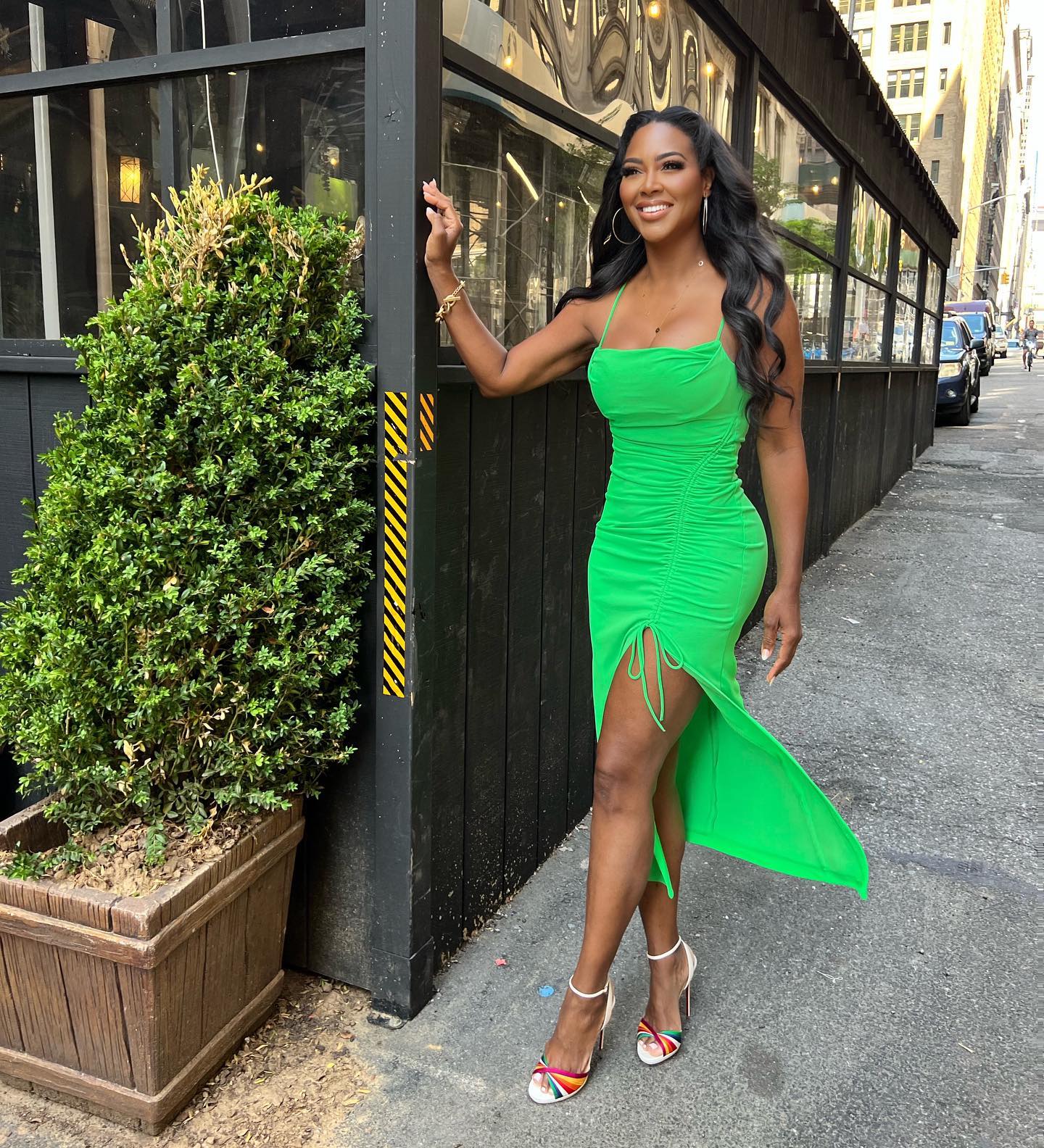 Kenya Moore in einem grünen Kleid.