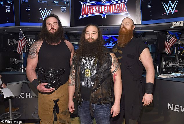 Wyatt (Mitte) erlebte seinen Aufstieg zum Star, als er zusammen mit seinen Superstarkollegen Braun Strowman (links), Erick Rowan (rechts) und Luke Harper (nicht abgebildet) die „Wyatt Family“ leitete.