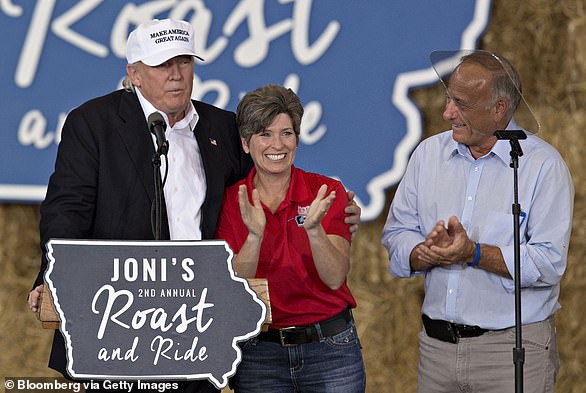 Die Vorwahlen in Iowa sollen am 15. Januar 2024 stattfinden. Es handelt sich um den ersten Wettbewerb des Vorwahlzyklus 2024.  Trump (links) wird 2016 beim Wahlkampf in Iowa zusammen mit Senator Joni Ernst (Mitte) und dem jetzigen ehemaligen Abgeordneten Steve King (rechts) fotografiert.