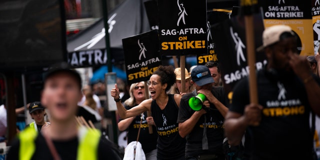 Demonstranten tragen SAG-AFTRA-Streikschilder