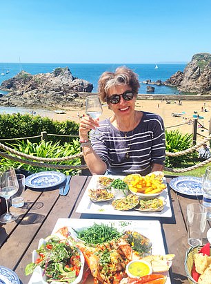 Teresa genießt lokale Meeresfrüchte im Lobster Pod in Hope Cove