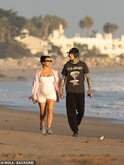 Immer noch so verliebt: Das Paar hielt sich an den Händen und genoss einen romantischen Strandspaziergang