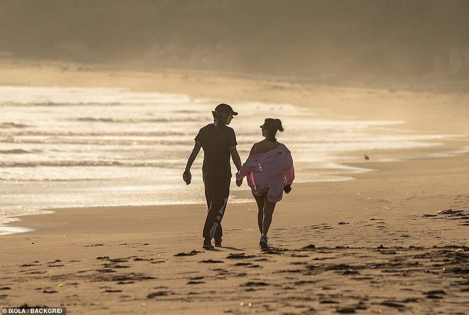 Ab in den Sonnenuntergang: Das Paar wurde dabei gesehen, wie sie sich bei einem Spaziergang ansahen