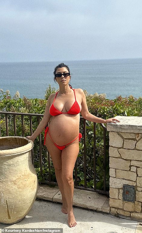 Heiße Mutter: Der Star der Hulu-Reality-Show bewies, dass eine Schwangerschaft nicht zwangsläufig altbackene Umstandsmode bedeuten muss, indem sie im August ihren Körper in einem winzigen roten Bikini zur Schau stellte