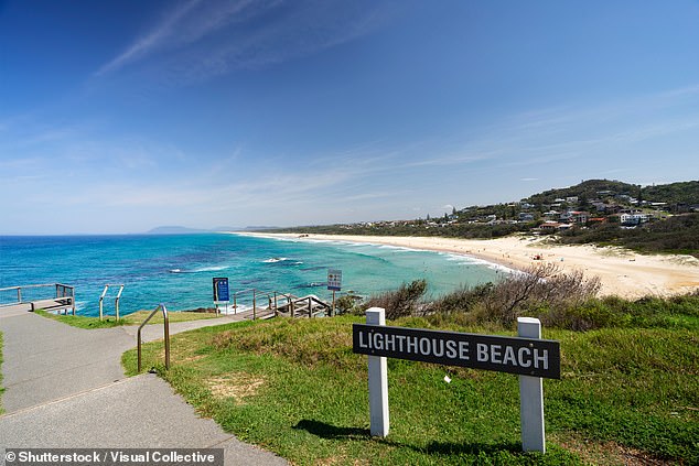 Der Angriff ereignete sich am Freitagmorgen etwa 150 Meter vor der Küste von Lighthouse Beach in Port Macquarie (im Bild) und wehrte das Biest etwa 30 Sekunden lang ab
