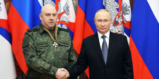 Surowikin und Putin geben sich die Hand