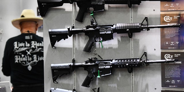 Ausgestellt sind Colt M4 Carbine und AR-15-Gewehre