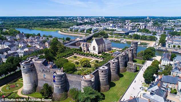 Baune liegt in der Nähe der Stadt Angers (im Bild) in der französischen Region Maine-et-Loire