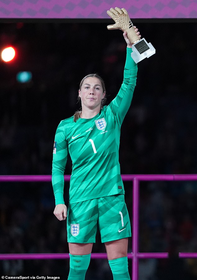 Die Torhüterin von Manchester United, Mary Earps (im Bild), gewann den Golden Glove Award bei der Weltmeisterschaft dank ihrer Heldentaten im Finale Englands gegen Spanien, als sie den Elfmeter von Jennifer Hermoso parierte