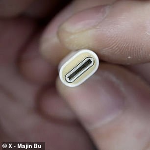 Ein weiteres Bild des trägen USB-2.0-Speed-Kabels mit USB-C-Anschluss, das angeblich standardmäßig beim neuen iPhone 15 dabei sein soll