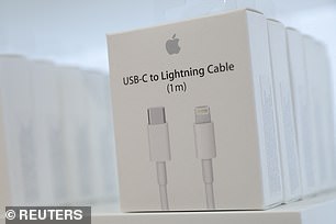 Oben ein USB-C-auf-Lightning-Kabeladapter, wie er in einem Apple Store in Chicago, Illinois, zu sehen ist