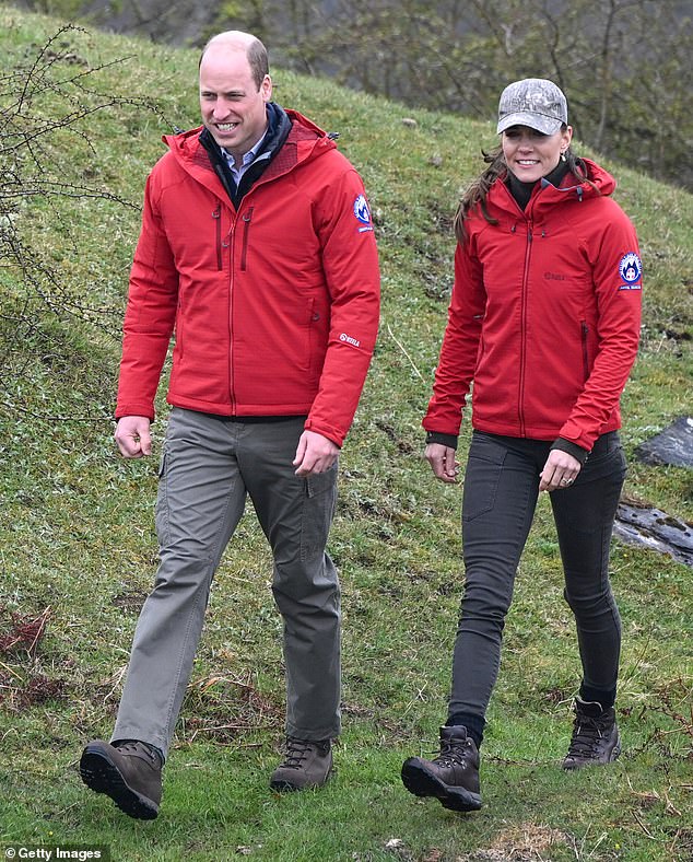Kate (im Bild mit William) rundete ihr sportliches Ensemble mit einem Paar brauner Lederschuhe der Outdoor-Marke Berghaus für 175 £ ab