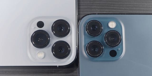 Weiße iPhone-Kameras und blaue iPhone-Kameras aus nächster Nähe
