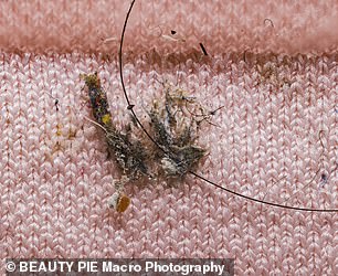 Es ist wichtig, diese Art von Hautpflegezubehör regelmäßig in die Waschmaschine zu werfen, da das Makrobild zeigt, wie sich Schmutz im Stoff festgesetzt hat und sich Haare im Gummiband angesammelt haben