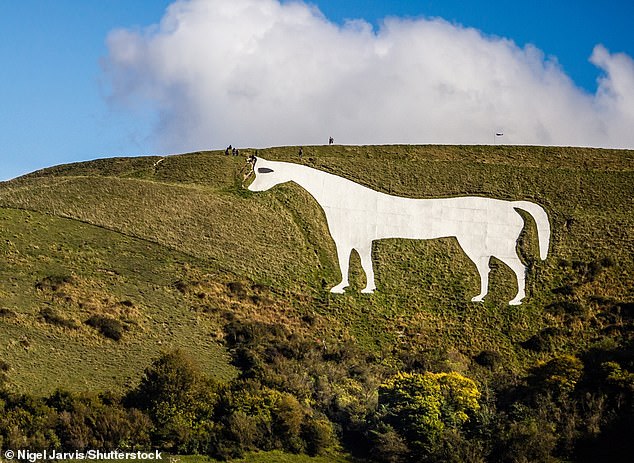 Das zweitälteste, das noch existiert, ist das Westbury White Horse (im Bild) auf der Salisbury Plain in Wilshire, dem Standort des weltberühmten Stonehenge