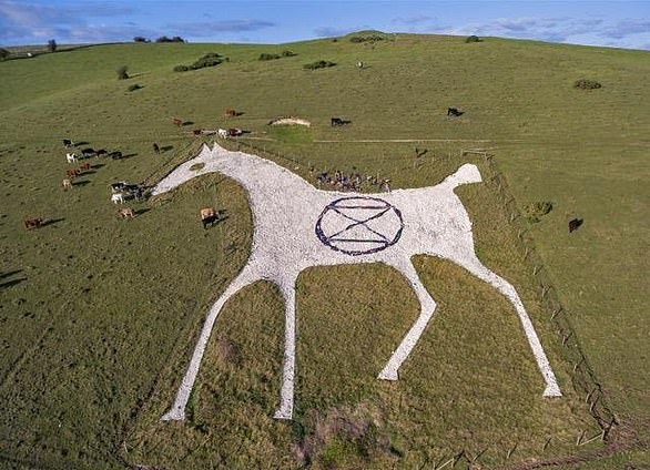 Aktivisten verwendeten dunkles Tuch, um ihr Sanduhrsymbol auf der Spitze des Alton Barnes White Horse in Wiltshire zu schaffen, das 1812 geschnitten wurde