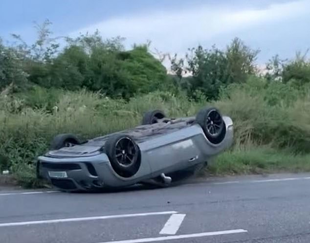 Nach dem katastrophalen Unfall auf der A20 in Farningham am Mittwoch wurde gesehen, wie ein Auto auf das Dach rollte