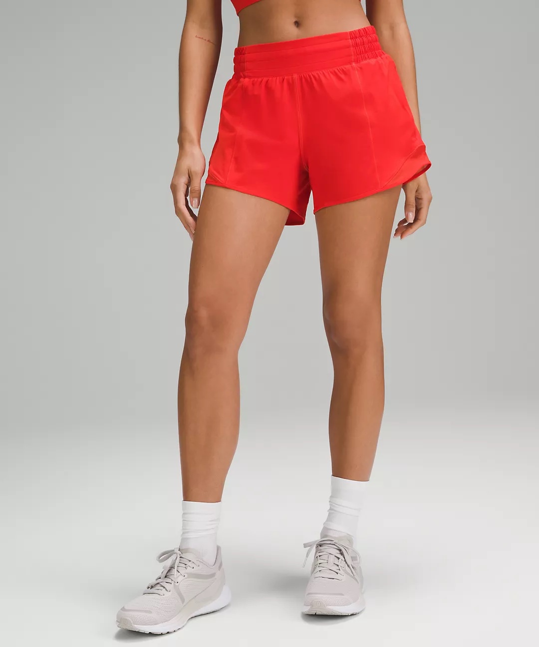 Ein Model, das leuchtend rote Shorts trägt